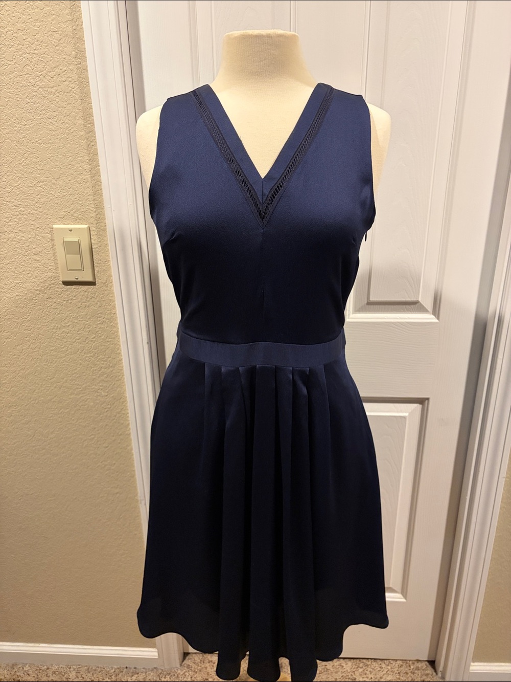 Banana Republic Dark Navy V-Neck Sleeveless Fit-and-Flare Dress size 6 like new - Picture 2 of 10